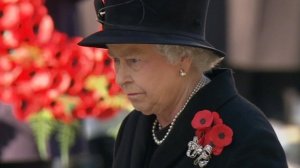 The Queen laying the first wreath of poppies