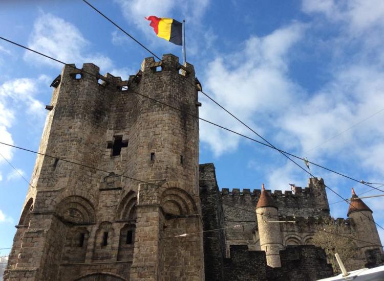 Gravestone, whether it is Flemish for 'a castle' or the this castle in particular.... I don't know!
