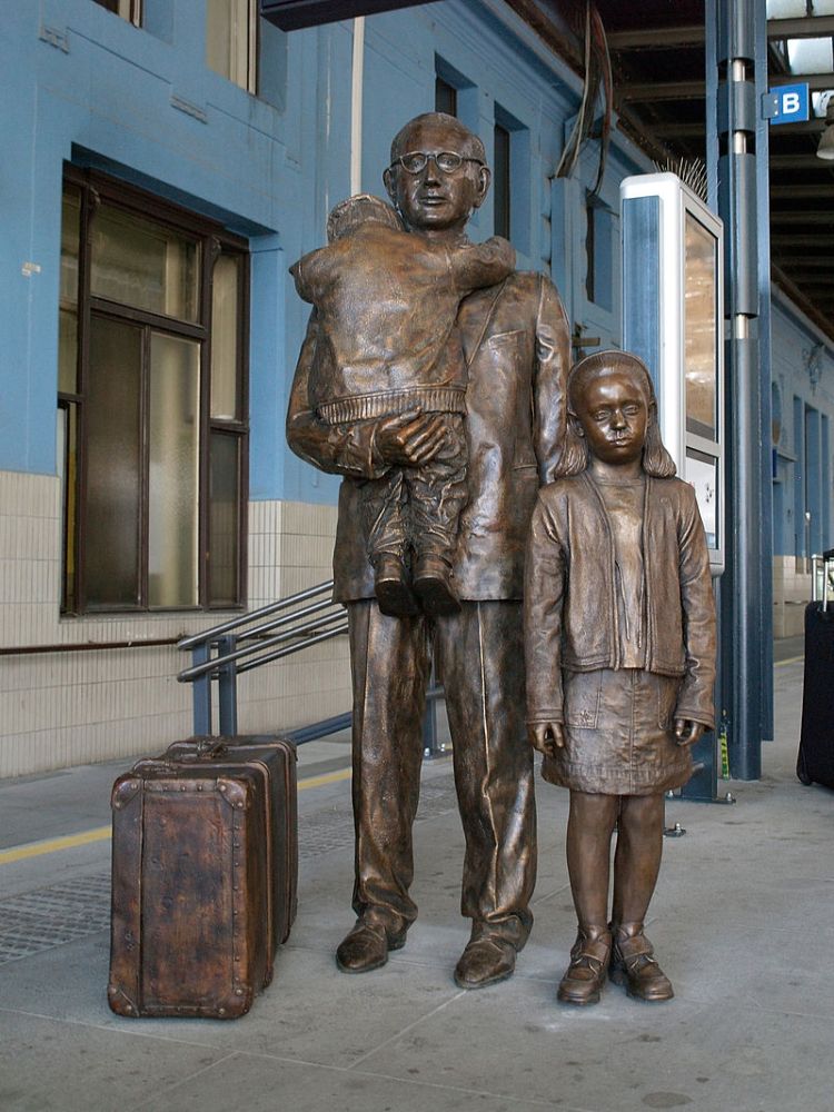 Winton Memorial at Prague station
