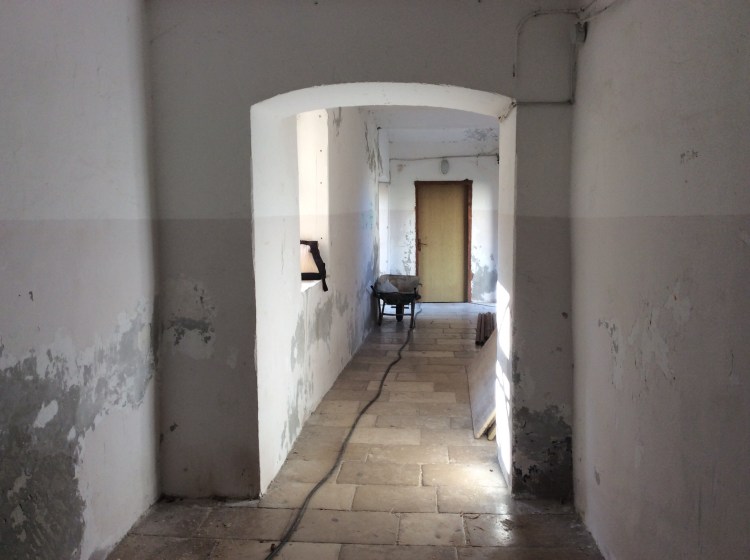 It turns out men were working on the sea facing city walls but ut was all reminding me too much of the film 