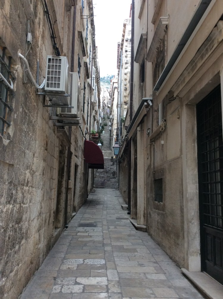 I admit, someyimes i thought to mysel 'Noooo, not more steps' but after Kotor, this is nothing.