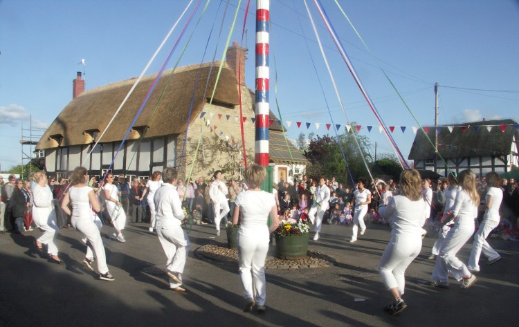 Offenham_Maypole.JPG