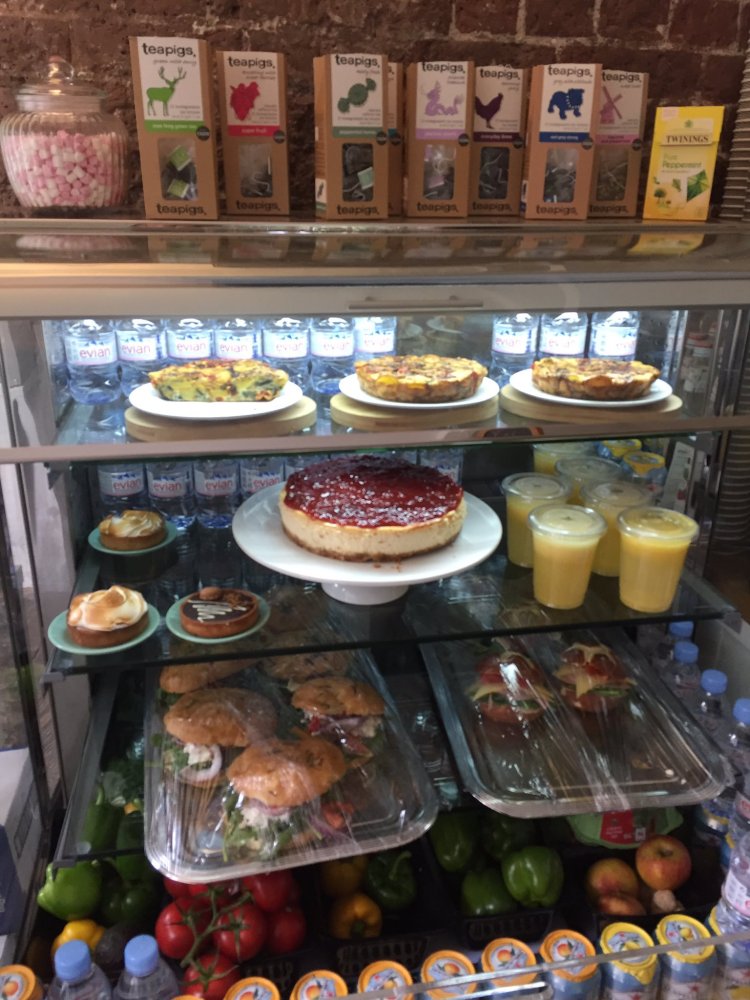 DExJ5eSW0AIrfqT.jpg-large