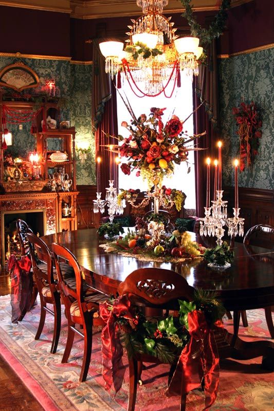 Beautiful traditional (ie Victorian) Christmas table dressing.