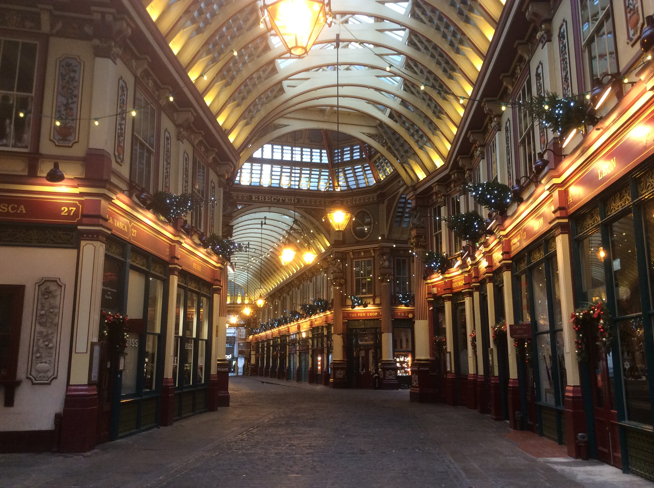 Built on top of the foudnations of the biggest Roman building north of The Alps, Leadenhall Market is looking very festive in a Dickensian way.
