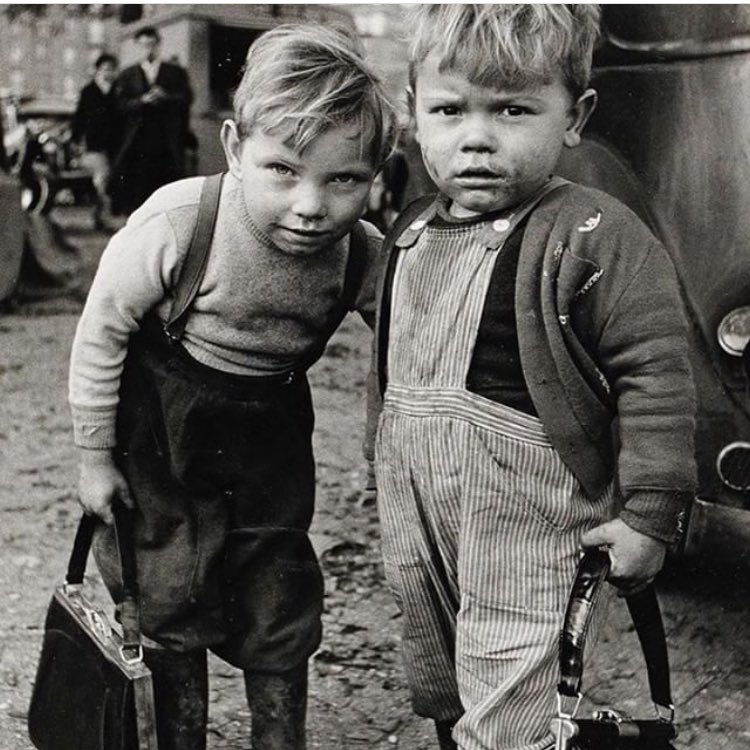 DcqQooyXkAABO0G.jpg-large