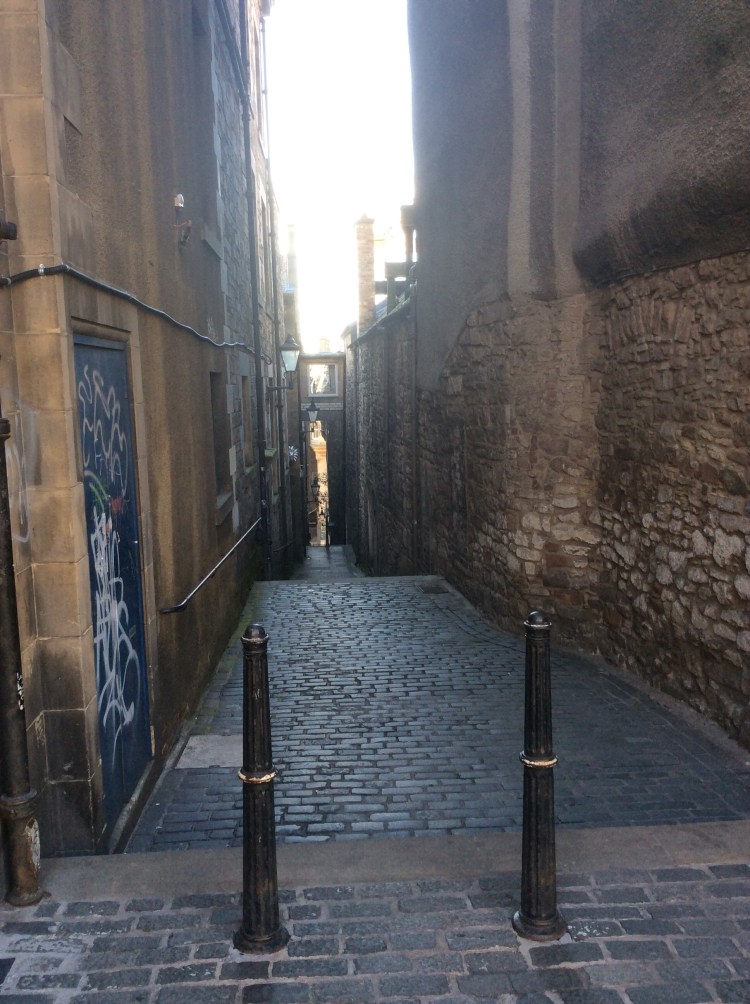 One of the countless narrow alleys or Closes that run off from the Royal Mile
