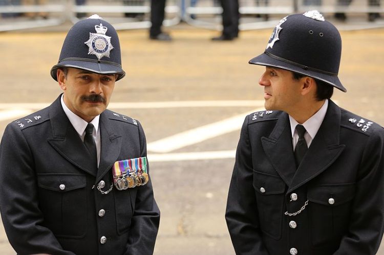 800px-Policemen_in_formal_uniform_(8657832055)