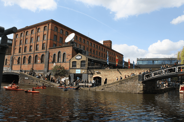The view from the pubs outdoor seating area across Regents Canal.png
