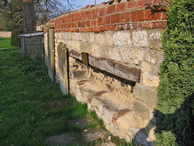 18th_Century_Coffin_Rest_-_geograph.org.uk_-_384194