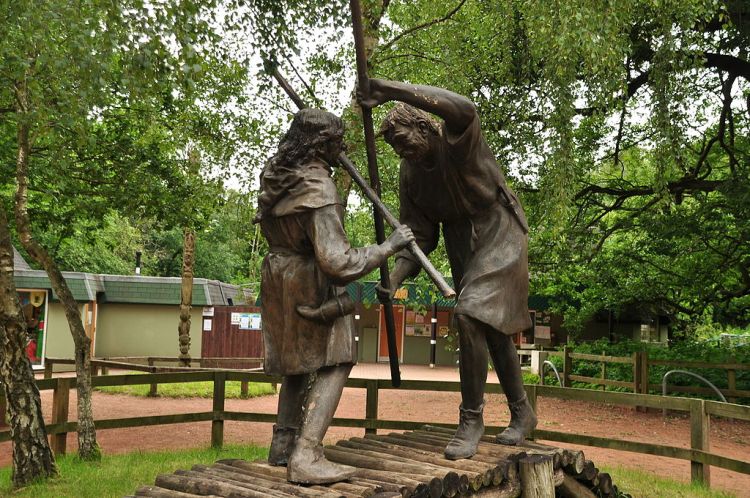 Statue_of_Robin_Hood_and_Little_John_in_Sherwood_Forest_(9466)