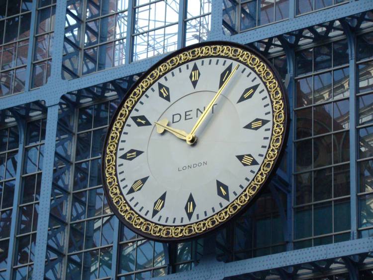 The replacement clock, almost identical in every way to the original.